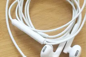 不管耳机线多脏多黄，用这个涂一下，立马变干净视频封面