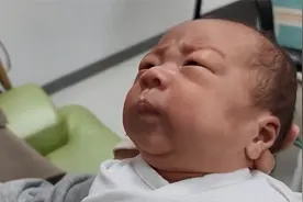 妈妈向1月大萌宝解释打针是什么意思，娃下意识的反应，太搞笑了视频封面