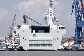 美媒：中国第五艘“航母”已正式下水，航母编队总规模超过24万吨视频封面