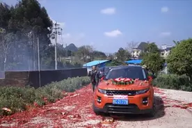 广西一光棍终于结婚了，浓重迎接新娘，放很多鞭炮，路都铺红了视频封面