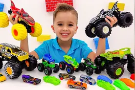 外国小男孩玩新风火轮汽车玩具，真的好好玩哦