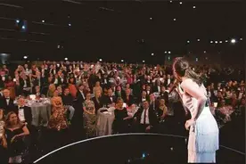 英国歌手翻唱《起风了》简直逼死原唱，一开口太洋气了，巨好听！视频封面