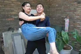 得知前妻变得貌美如花，小伙过来直接把她抱回家，对话太逗了视频封面