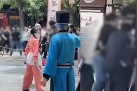 河南一景区多人肢体冲突：演员场内表演时，游客场外干架视频封面