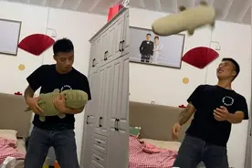 准爸爸拿玩偶练习抱娃，下一秒画风突变杂耍现场：出生就会后空翻视频封面
