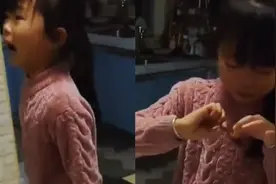 养了2年的鸡被炖了，小女孩嚎啕大哭“我的鸡”，试味后立马笑了视频封面