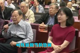 杨振宁百岁寿宴曝光！与小54岁翁帆十指紧扣，合体切蛋糕画面有爱视频封面