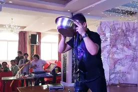 农村酒店办满月酒席，海参鲍鱼大对虾，主持人喝12瓶啤酒，真热闹视频封面