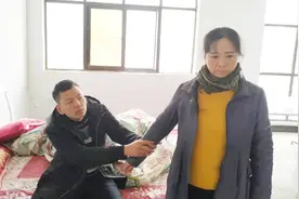 自制剧：新婚夜，妻子却要睡在厕所，丈夫起疑半夜偷看后感动落泪视频封面