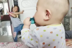 宝宝第一次看小姐姐跳舞，淡定的坐在床上看着，姐姐跳的真好视频封面