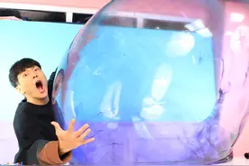 巨型泡泡球！坤坤带你畅玩童年经典泡泡胶视频封面