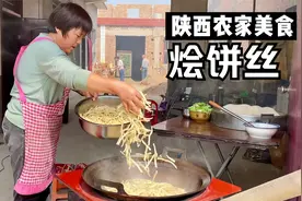 天天奶奶给工人做烩饼丝，汤浓饼香，再炒几个家常菜，味道美滋滋视频封面