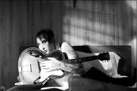 今年50岁的曼森出新MV啦！MV中紧跟网红潮流，拉长画面用特效瘦脸视频封面