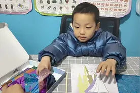 叮叮做了一个爱莎公主魔幻贴画送给姐姐！视频封面