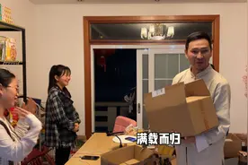 公司员工要回老家，同事们抢着给他拿零食，在这儿上班太幸福啦视频封面