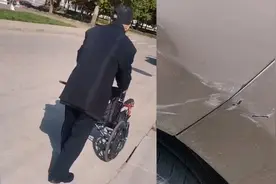 大爷推轮椅刮坏别人车，被车主质问后称：我听不着视频封面