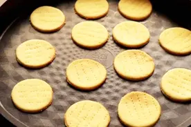 活了30年才知电饼铛还能做饼干，香甜酥脆无添加，过年出锅就抢光