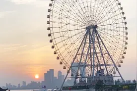 百万身价小老板，为节省20元配送费，亲自去送出。