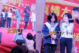 双胞胎姐妹在超市抽奖活动中中大奖 父母听到中奖消息反应太真实视频封面