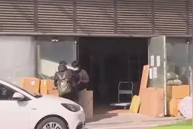 一个单号发俩快递，丢件却只赔一半钱？菜鸟驿站和快递各执一词视频封面