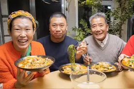 天冷给老妈买新衣，会成做豪华版麻辣烫，20样食材，老爸吃过瘾