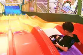 儿童游乐园里，小优宝宝玩滑梯，把妈妈逗得哈哈大笑视频封面