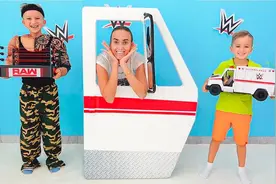 外国小男孩兄弟和妈妈玩WWE玩具，小男孩和弟弟要比输赢