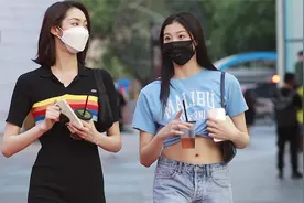 夏天美女穿短裤真时尚，秀马甲线、玩下衣失踪，就连下雨都不怕视频封面
