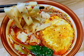 豆娘做油泼辣子酸汤面，方法简单成本低，出锅色香味俱全