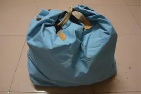 从高档小区垃圾桶旁，捡到个大袋子，打开一看惊喜连连，乐坏了