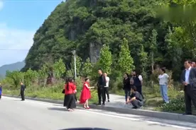 贵州一对新人结婚，半路下车发喜烟，新娘怀孕了，挺着大肚子视频封面