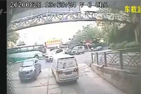 路遇女司机半坡起不了步，青岛一公交司机伸出援手视频封面
