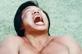 龙争虎斗：一身肌肉可没用，小伙踢中肌肉男要害，在壮也得倒地！视频封面