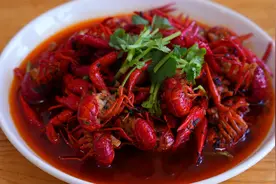 又到吃小龙虾的季节，教你在家自己调龙虾酱，炒出来又香又辣好吃