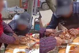 安徽2老人在喜宴上争抢一盆剩饭，老太太恼羞成怒将饭全泼掉视频封面