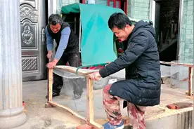 下雨兔子没地方住，小志父子准备他们搭一个圈，一下午都没成功