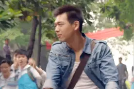 小伙上高中了还尿床，妈妈大早上的给他晒被子，却被朋友给撞见了视频封面