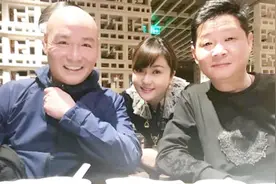 法印三德子小桃红罕同框！私下聚会关系好，38岁小桃红摇身变阔太视频封面
