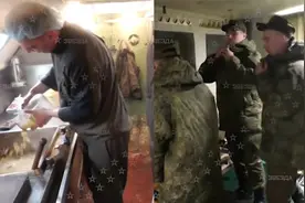 俄军在乌后勤保障画面曝光：炊事兵在厨房烘焙面包，士兵车内洗澡视频封面