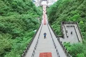 天门山自行车降速比赛，赛道由999个阶梯组成，全程“抖”着下来视频封面
