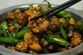 田螺配鸡味道鲜美绝伦，吃起来香辣爽口，一口一个真过瘾视频封面