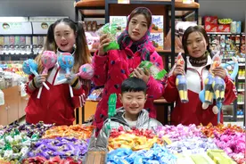 搞笑童年：小时候过年，妈妈都会拉着全家去办年货，去超市随便选视频封面
