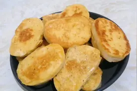 家有剩馒头，加2鸡蛋做香煎馒头片，松软咸香不吸油，简单又美味