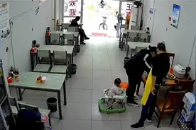 监控拍下熊孩子要“谋害”亲娘，好好的凳子就这么拖走了视频封面