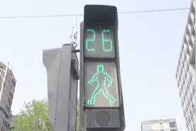 广渠路绿灯只有28秒？ 市民:不闯红灯我过不去视频封面