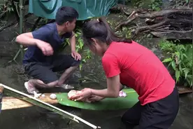 带老婆到山涧去野炊，在河边搭建一个凉亭，和老婆一起戏水真幸福视频封面