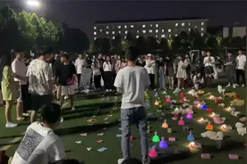 六一前夕高校学生操场摆摊套圈 表示为了让同学们找找童年乐趣视频封面