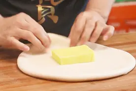 孩子喜欢吃豌豆酥，李姐隔三差五就要做一次，拿到手里都掉渣！
