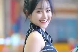 三里屯街拍美女，珠圆玉润极品身材，网友：夜里跑出来不安全！视频封面