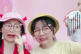 魔鬼惩罚它又来了！姐妹PK模仿表情包，输的人要给小熊洗臭袜子视频封面